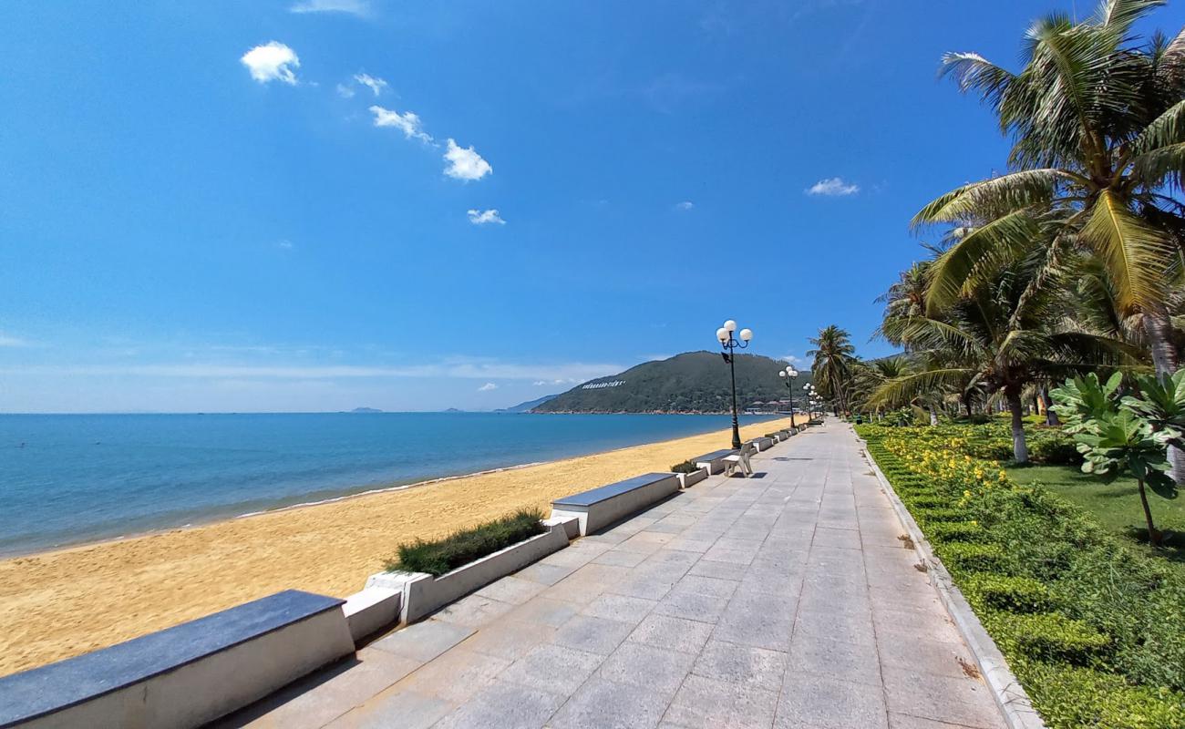 Фото Quy Nhon Beach с светлый песок поверхностью