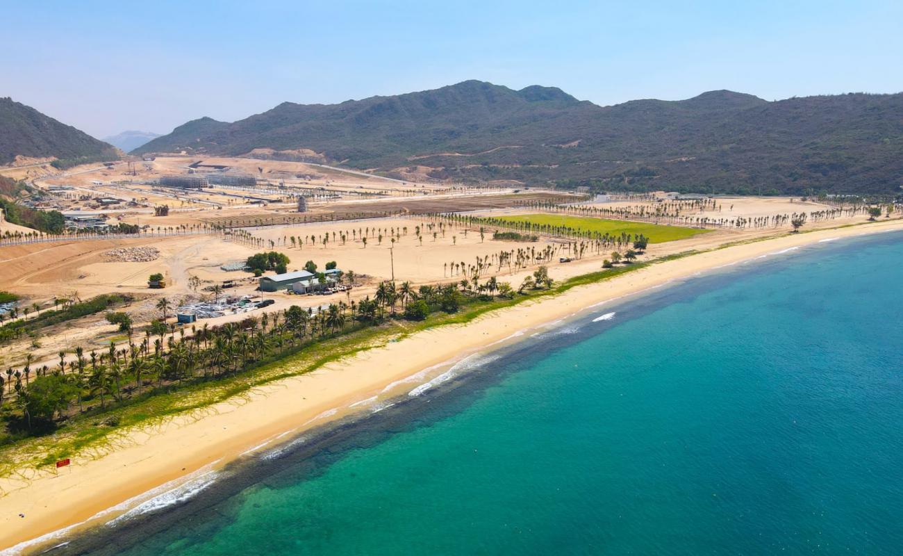 Фото Hai Giang Beach с светлый песок поверхностью