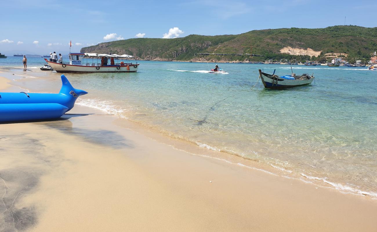 Фото Hon Kho Beach с светлый песок поверхностью