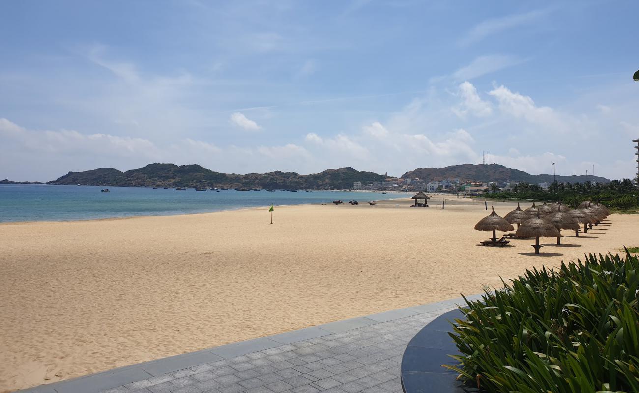 Фото Hung Luong Beach с светлый песок поверхностью