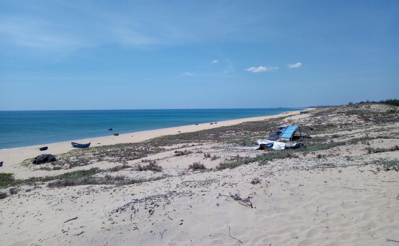 Фото Phu Hoa Beach с светлый песок поверхностью