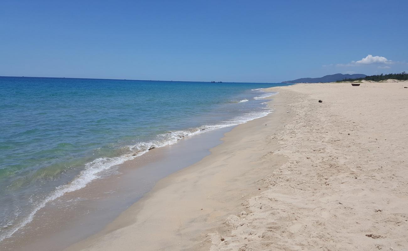 Фото Bai Ngang Beach с светлый песок поверхностью