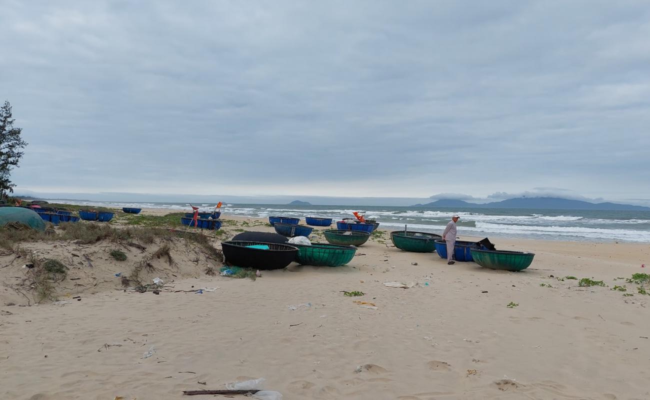 Фото Binh Duong Beach с золотистый песок поверхностью