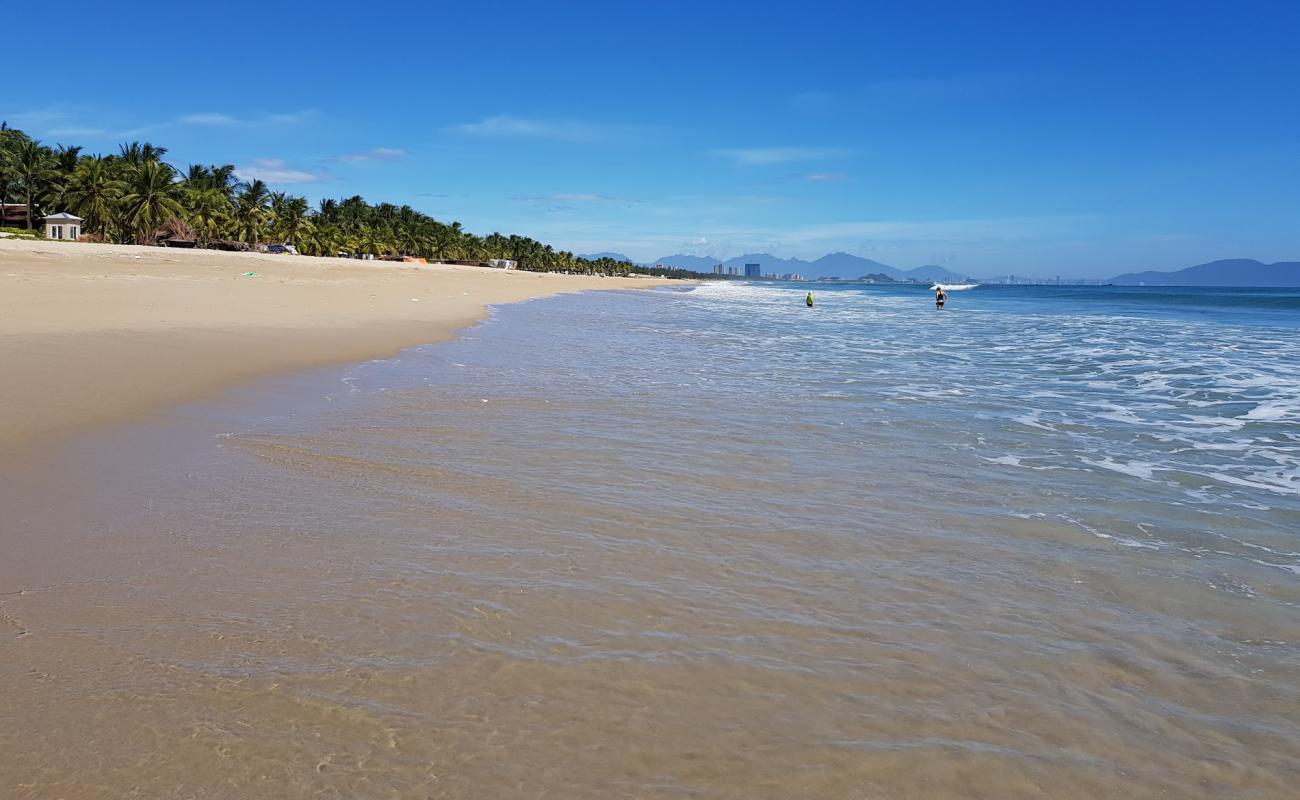 Фото Ha My Beach с золотистый песок поверхностью