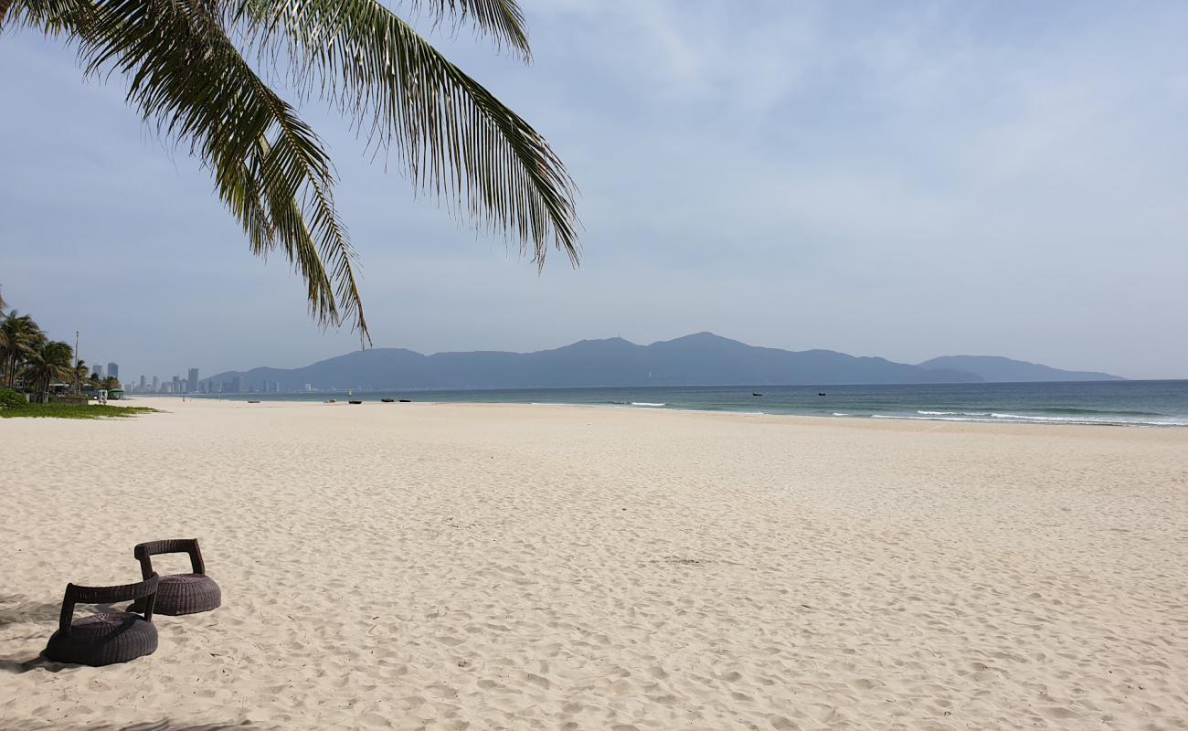 Фото Son Thuy Beach с светлый песок поверхностью