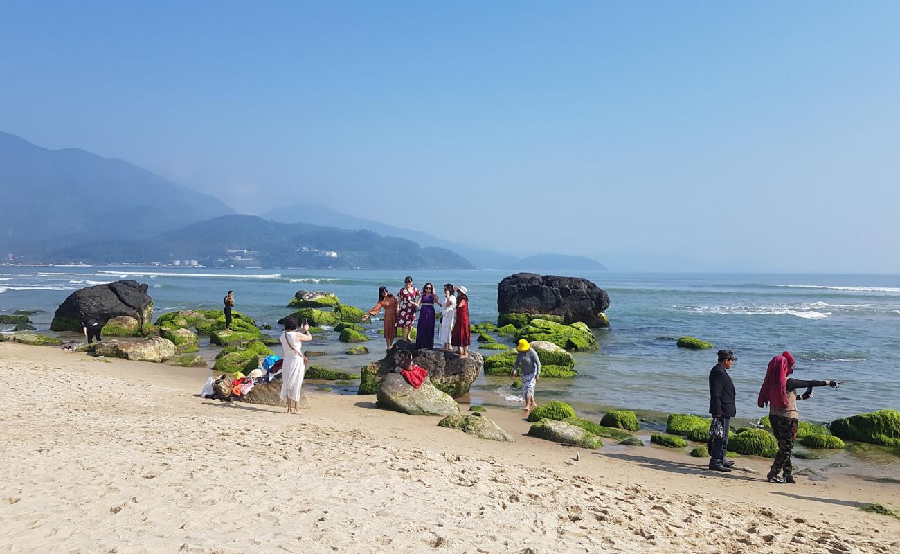 Фото Nam O Beach с светлый песок поверхностью