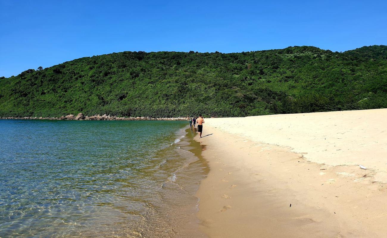 Фото Banana Beach с светлый песок поверхностью