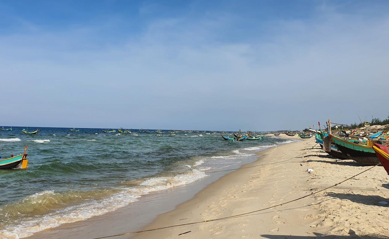 Фото Hai Ninh Beach с белый чистый песок поверхностью