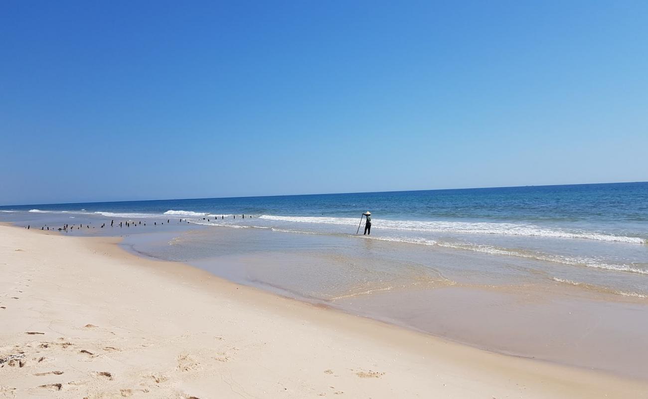 Фото Bao Ninh Beach с золотистый песок поверхностью