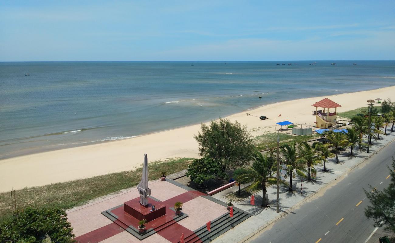 Фото Nhat Le Beach с светлый песок поверхностью