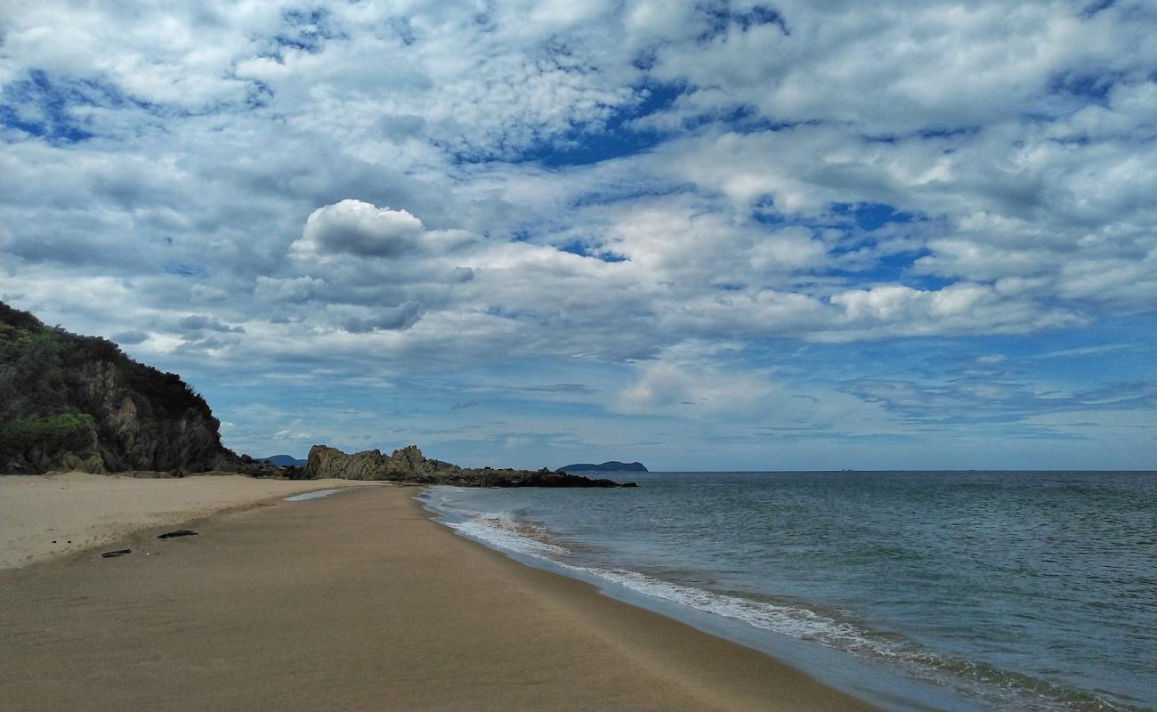 Фото Khu Tuong stone beach с светлый песок поверхностью