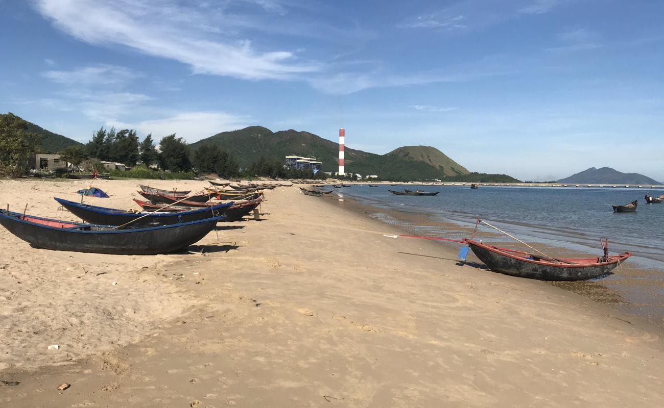 Фото Hai Phong Beach с светлый песок поверхностью