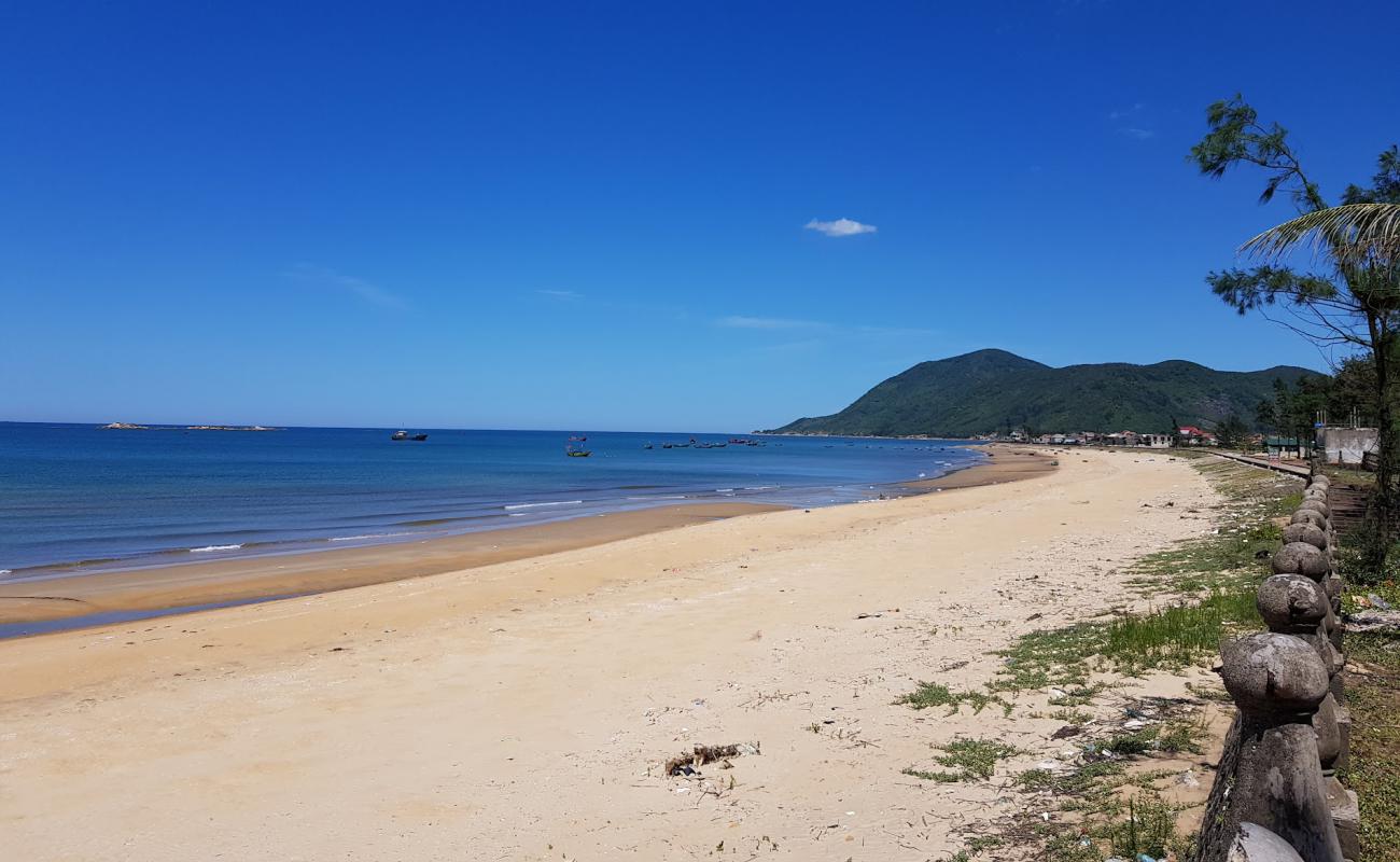 Фото Thien Cam Beach с светлый песок поверхностью