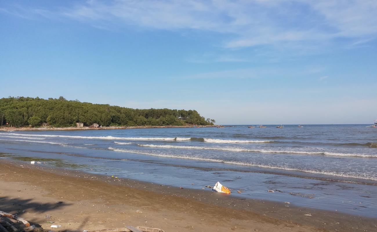 Фото Dong Hoi Beach с светлый песок поверхностью