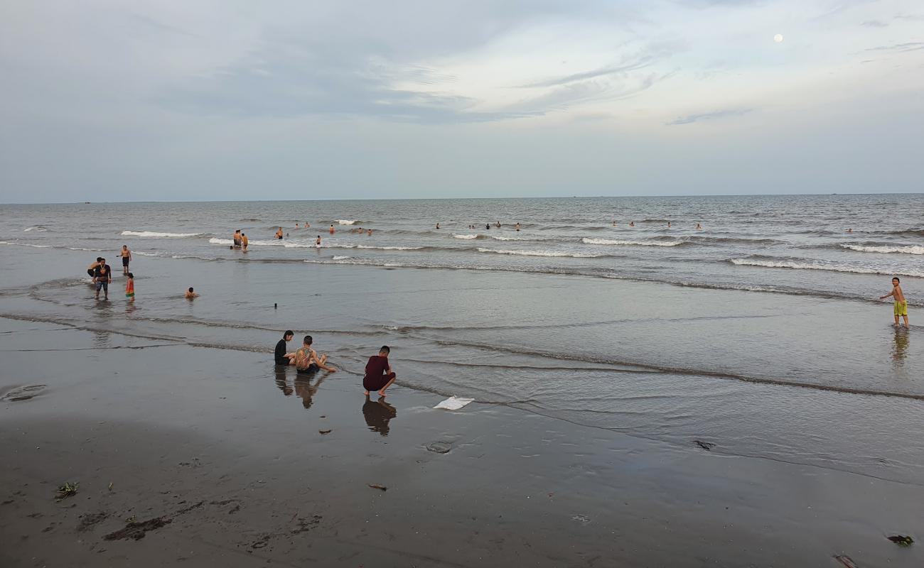 Фото Hai Dong Beach с светлый песок поверхностью