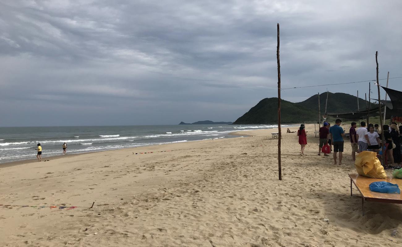 Фото Minh Chau Beach с светлый песок поверхностью