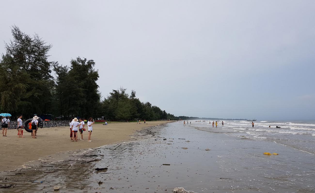 Фото Tra Co Beach с темный песок поверхностью