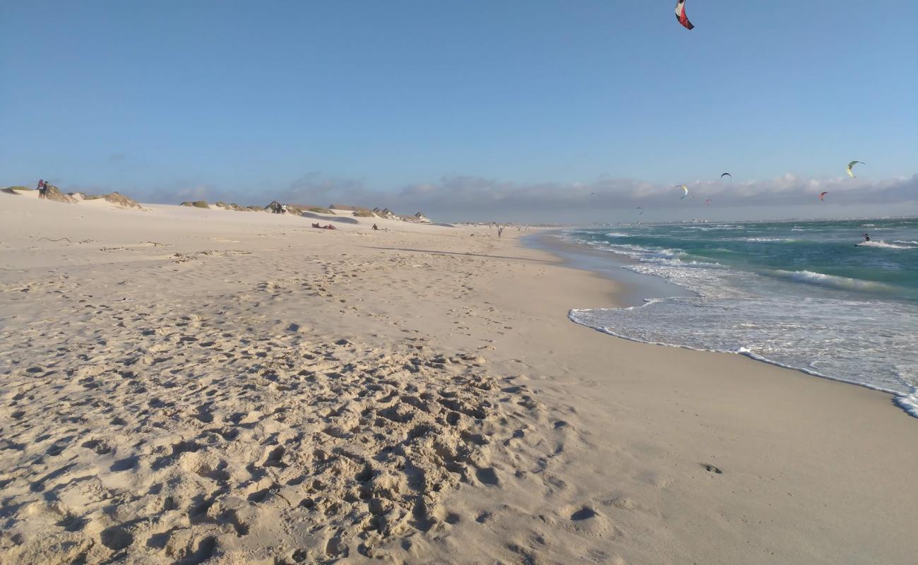 Фото Bloubergstrand beach с золотистый песок поверхностью