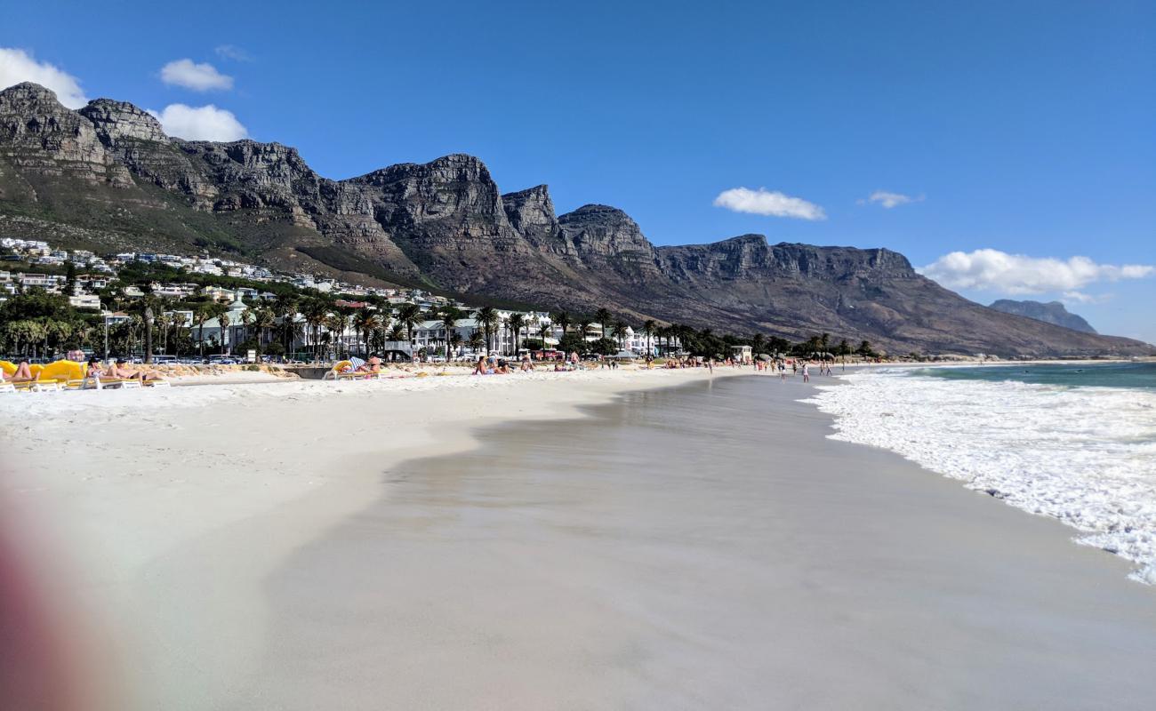 Фото Camps Bay beach с золотистый песок поверхностью