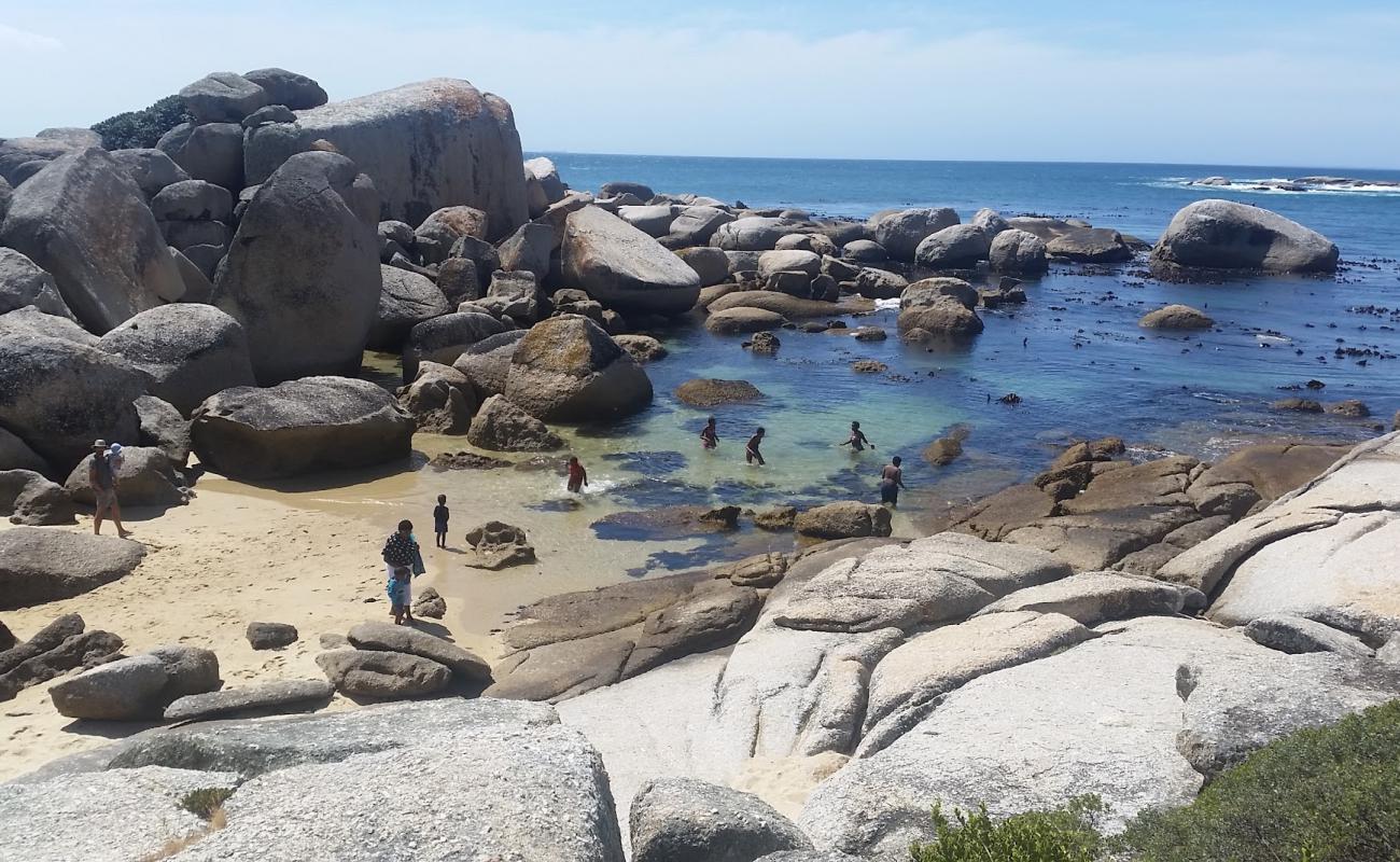 Фото Oudekraal beach с светлый песок поверхностью