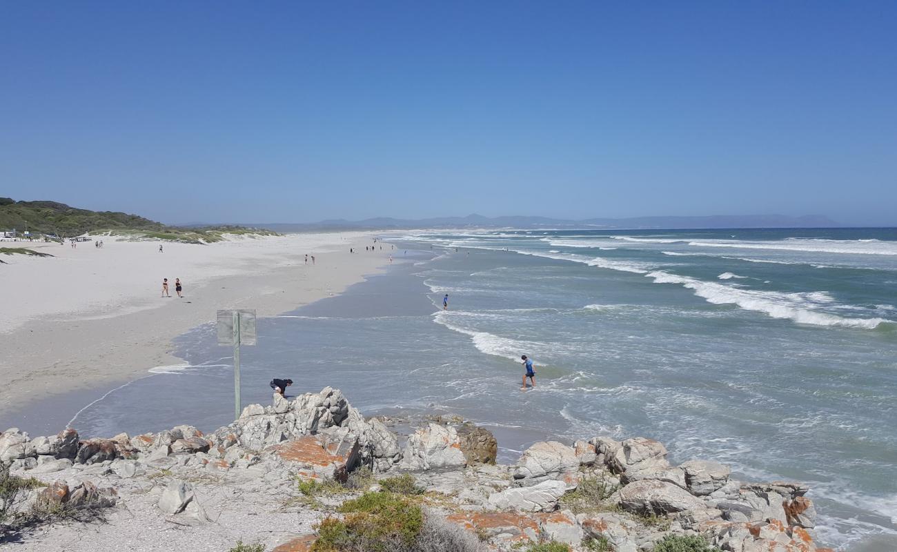 Фото Grotto beach с золотистый песок поверхностью