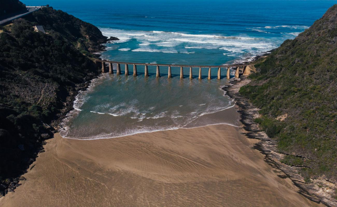 Фото Kaaimans River beach с светлый песок поверхностью