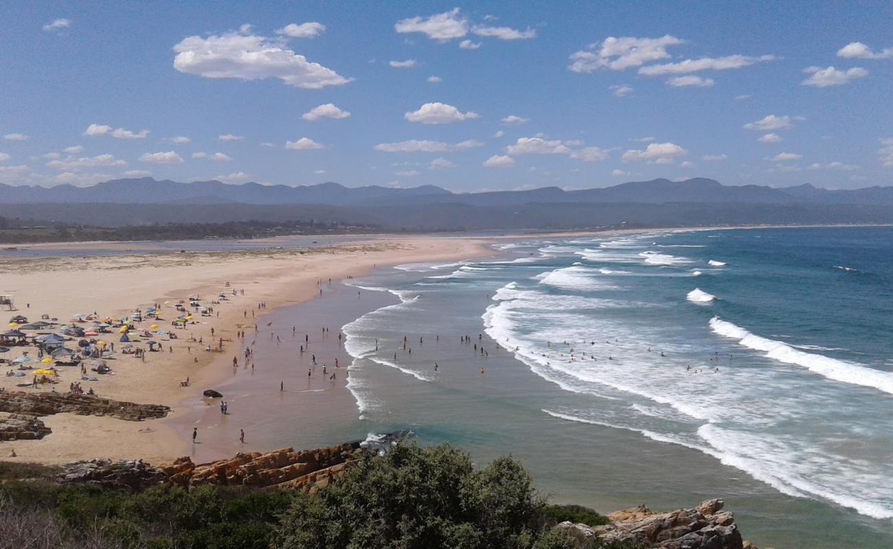 Фото Lookout beach с светлый песок поверхностью