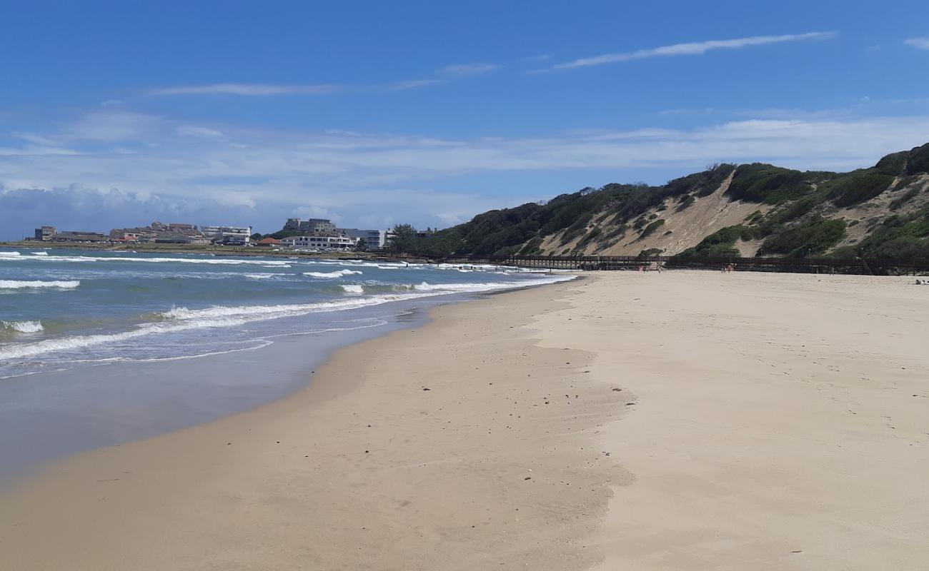 Фото Gonubie beach с золотистый песок поверхностью