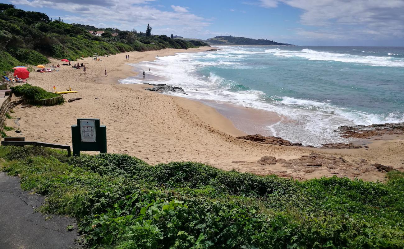 Фото Umzumbe beach с светлый песок поверхностью