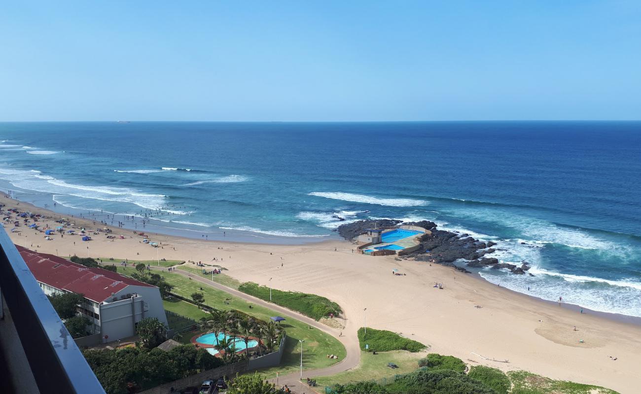 Фото Amanzimtoti beach с золотистый песок поверхностью