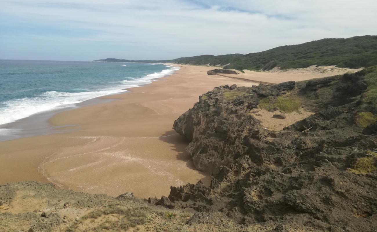 Фото Black Rock beach с золотистый песок поверхностью