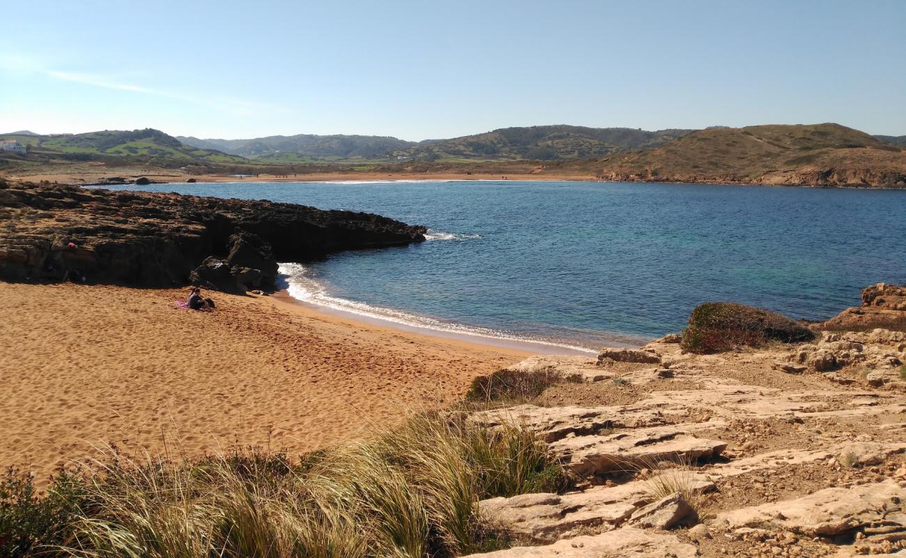 Фото Caleta de s'Elisabet с темный песок поверхностью