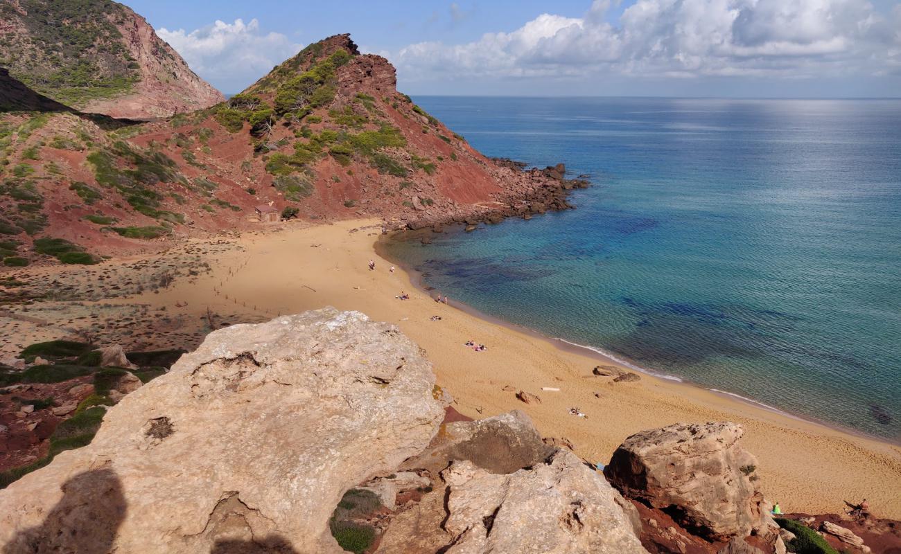 Фото Cala del Pilar с темный песок поверхностью