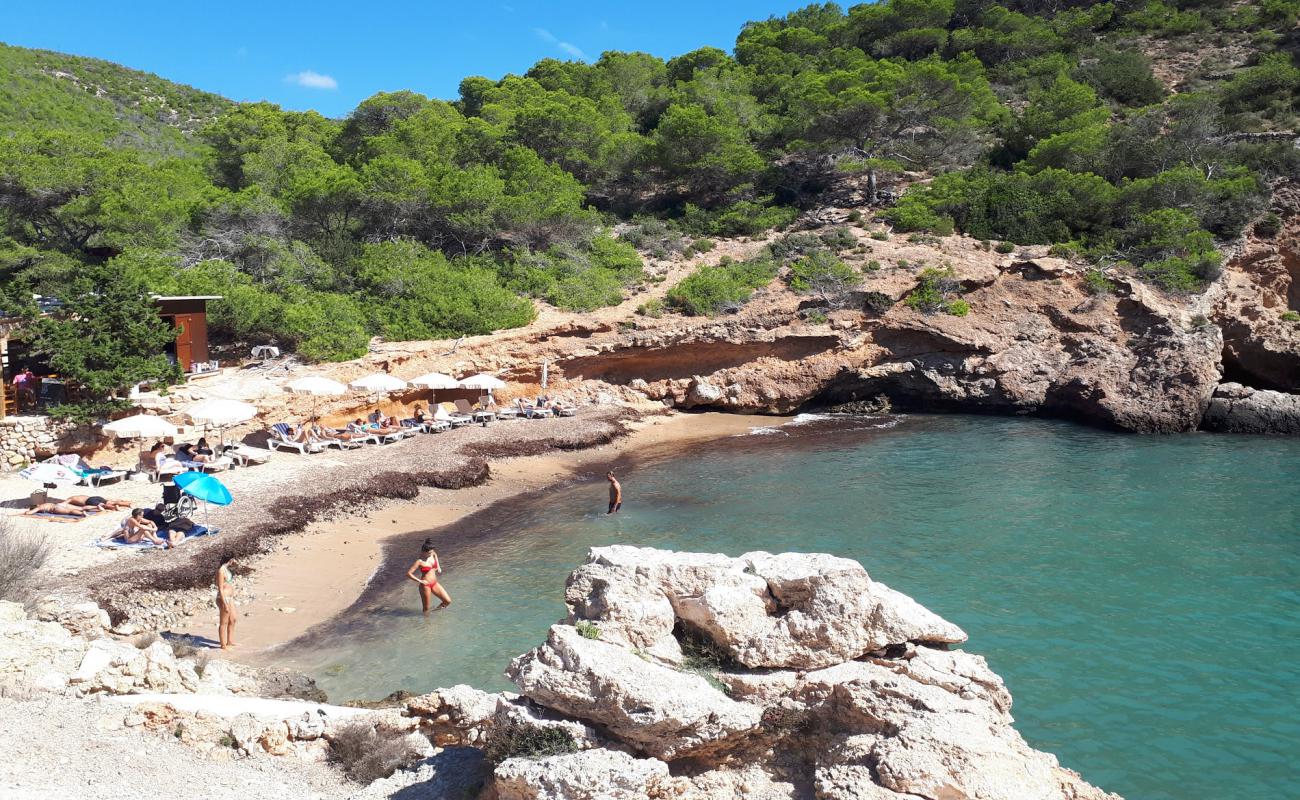 Фото Cala Olivera с песок с камнями поверхностью