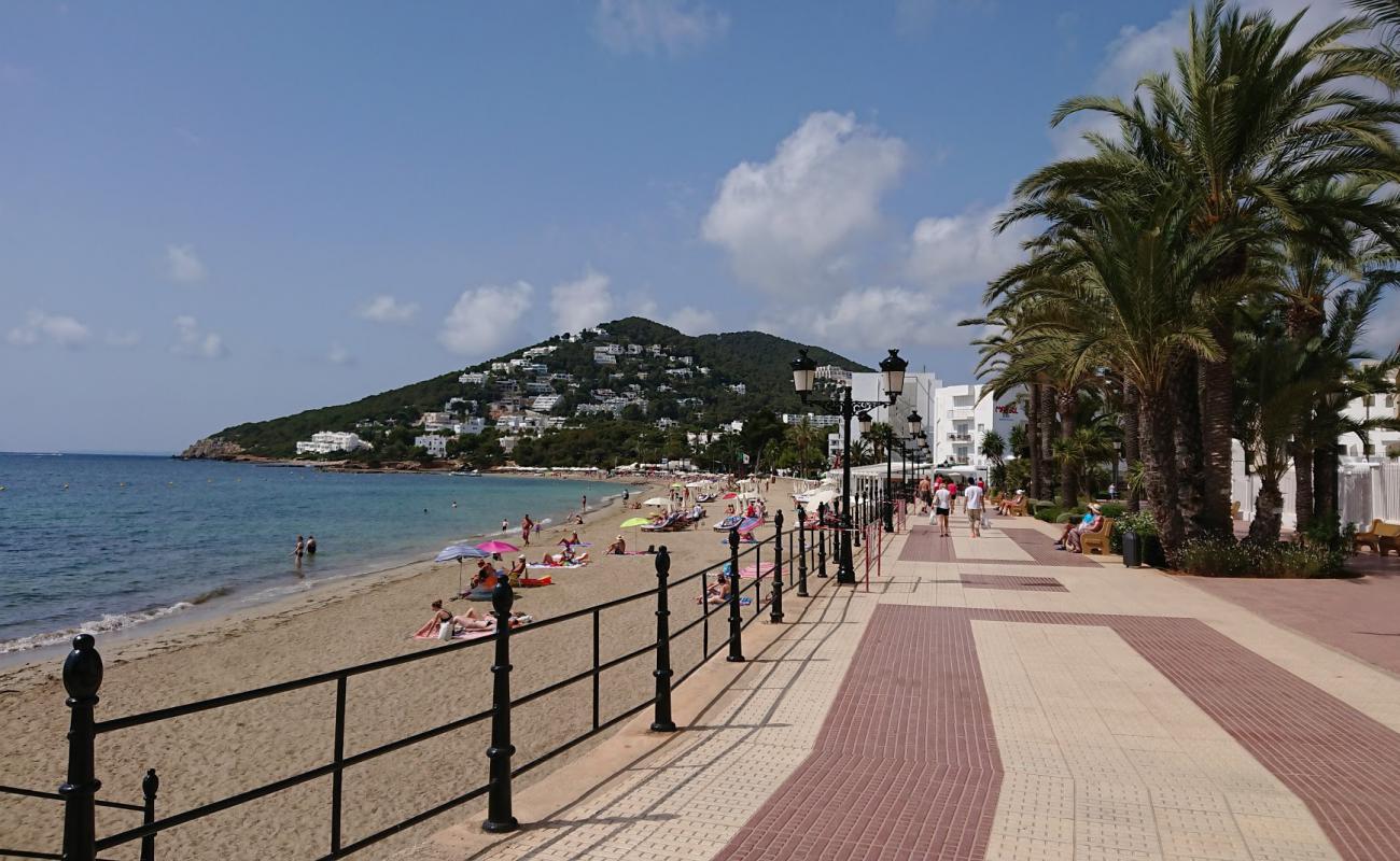 Фото Platja de Santa Eulalia II с золотистый песок поверхностью