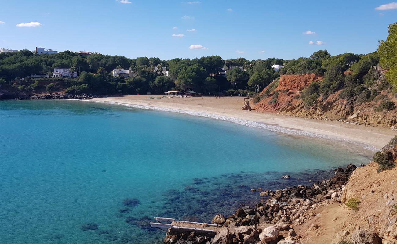 Фото Cala Llenya Beach с золотистый песок поверхностью