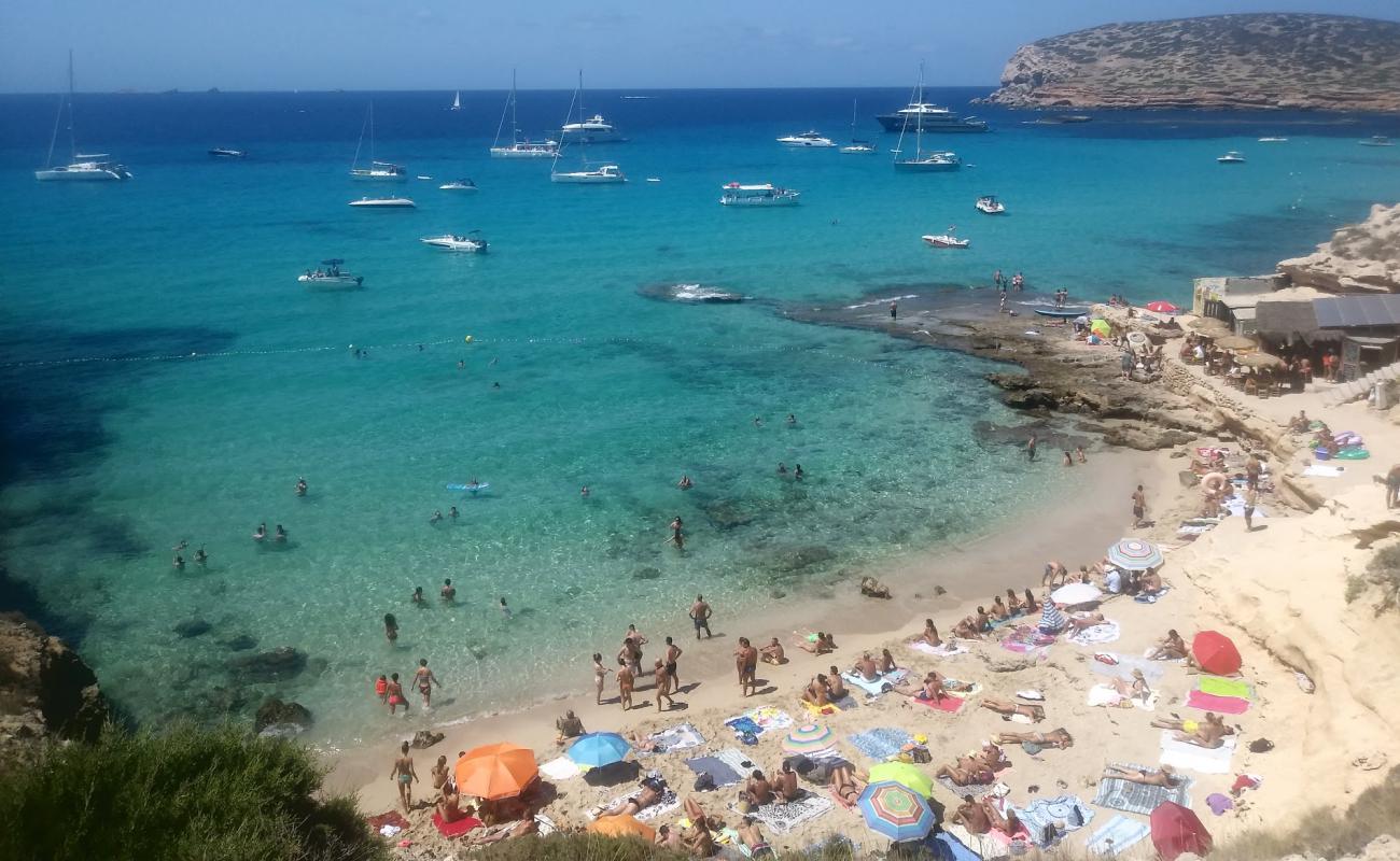 Фото Playa Cala Conta с золотистый песок поверхностью