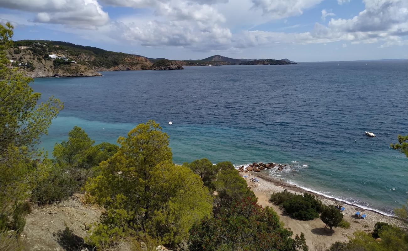 Фото Cala des Cubells с серая галька поверхностью