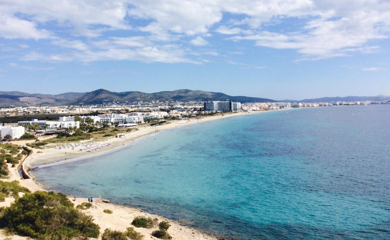 Фото Playa Den Bossa с золотистый песок поверхностью