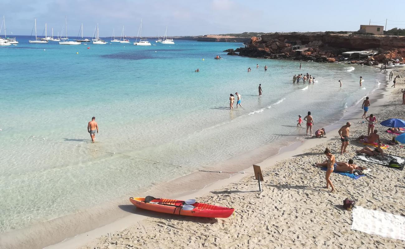 Фото Cala Saona с белый чистый песок поверхностью