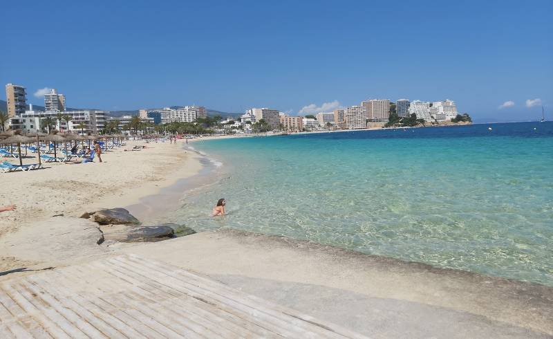 Фото Magaluf Beach с золотистый песок поверхностью