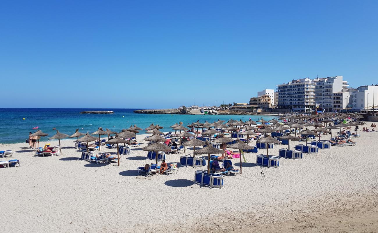 Фото Playa S'illot с золотистый песок поверхностью