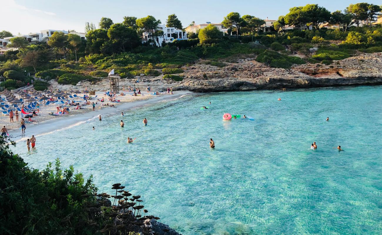 Фото Cala Mandia с золотистый песок поверхностью