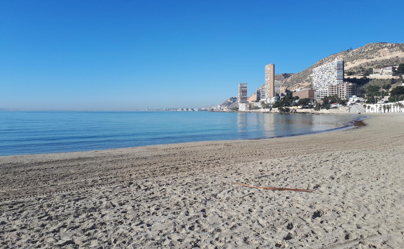 Фото Playa de la Albufereta с светлый песок поверхностью