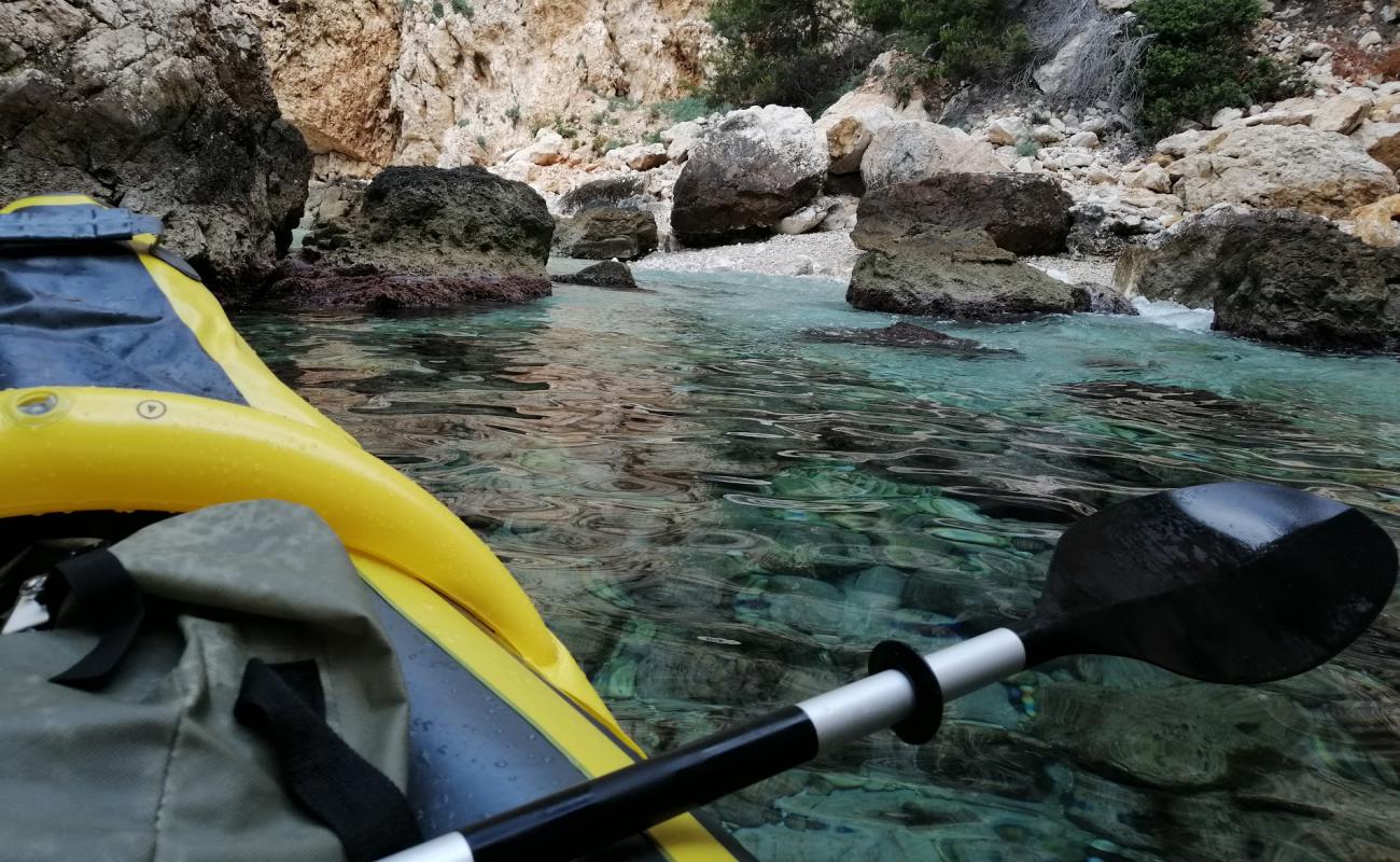 Фото Cala En Calo с белая чистая галька поверхностью