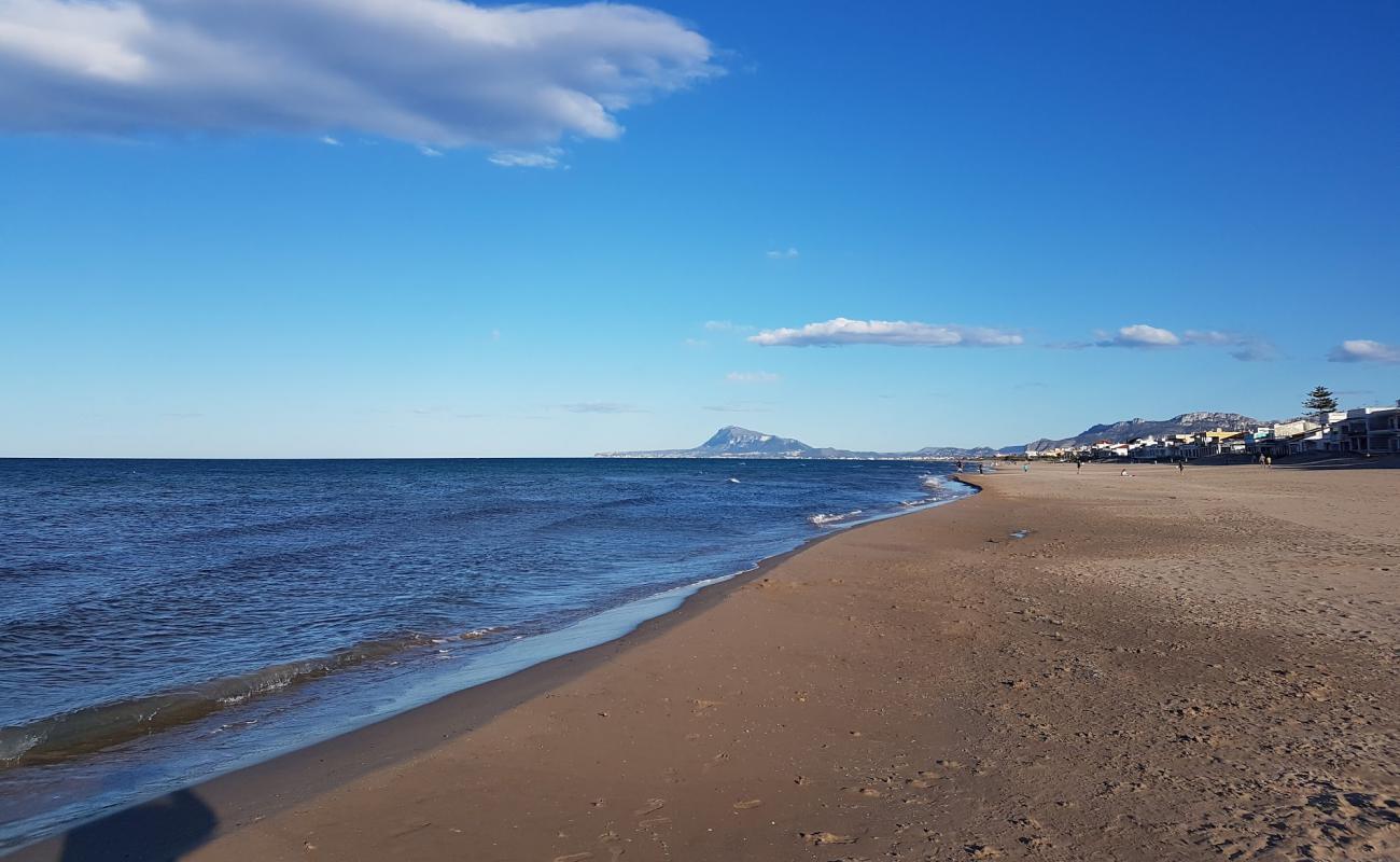 Фото Platja de Pau Pi с темный песок поверхностью