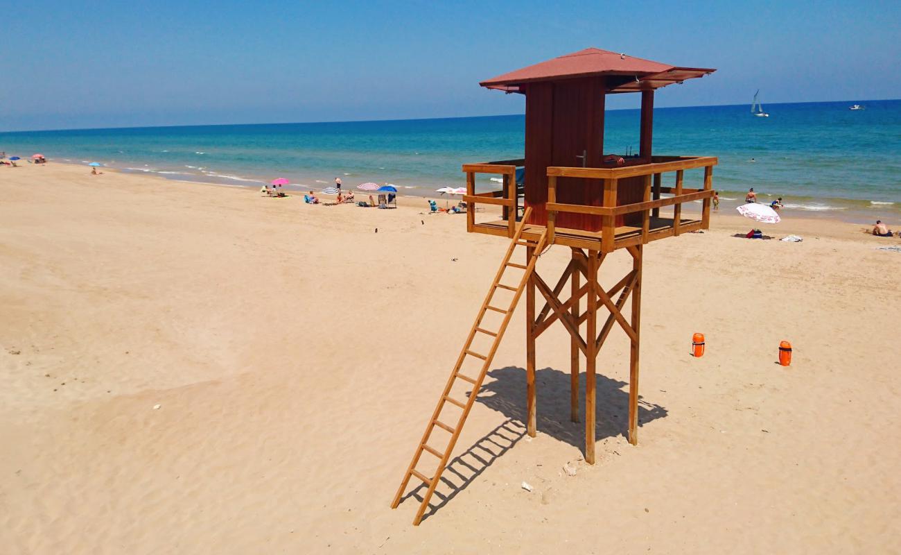 Фото Cullera Naturista с темный песок поверхностью