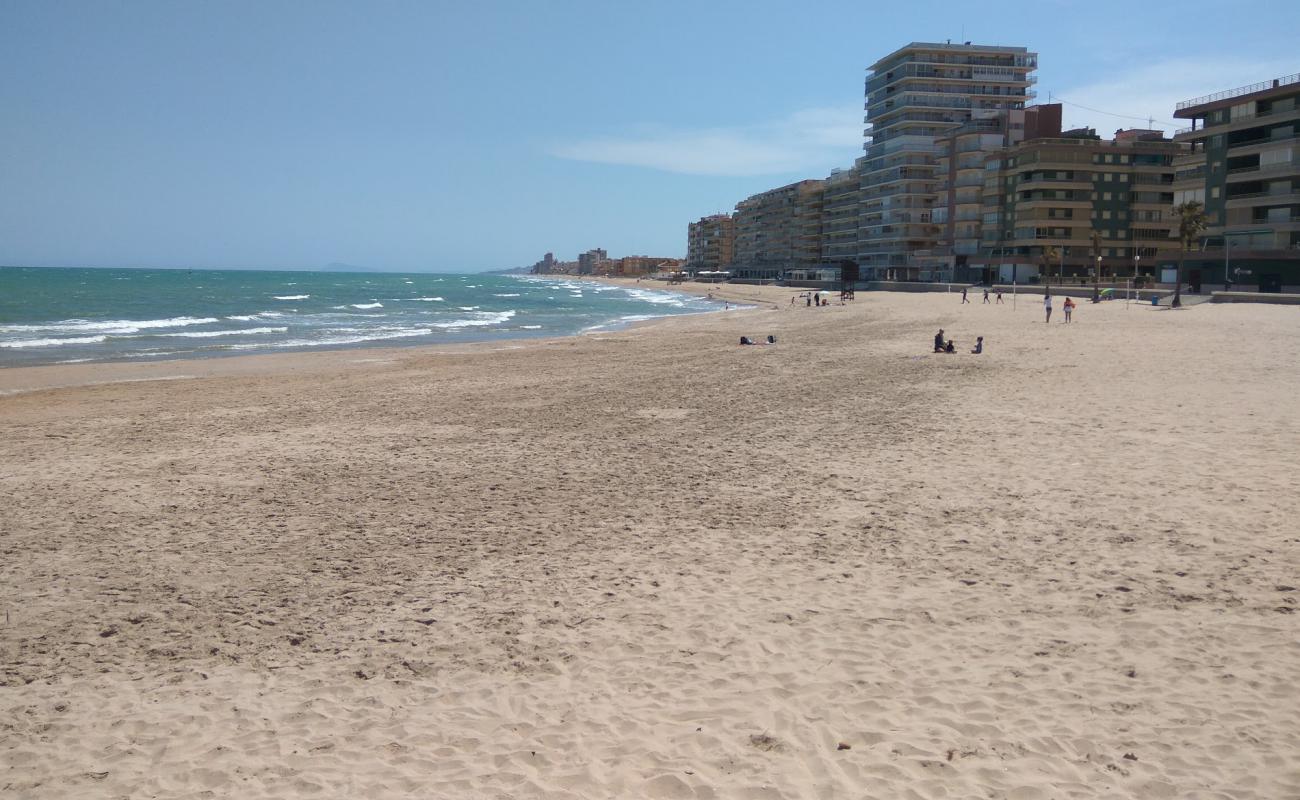 Фото Playa de El Perellonet с темный песок поверхностью