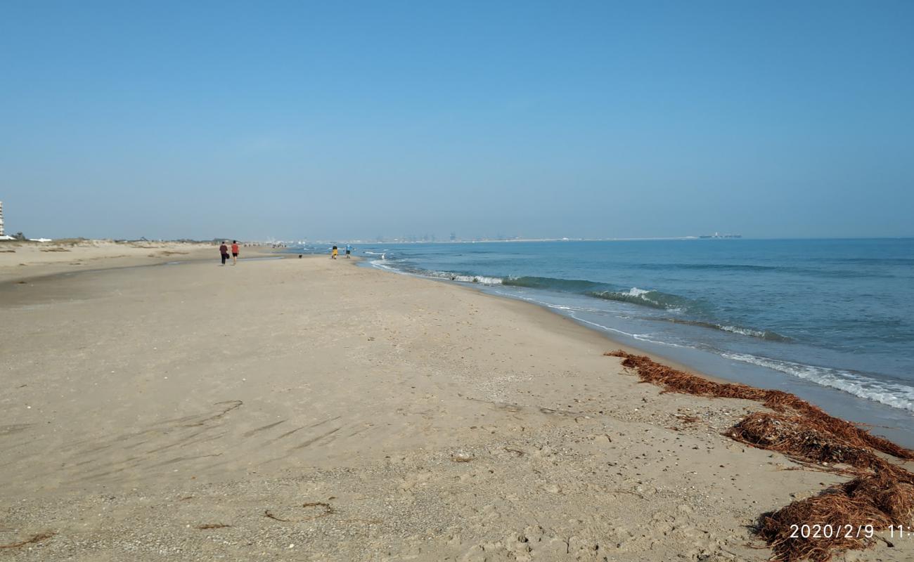 Фото Platja la Garrofera с темный песок поверхностью