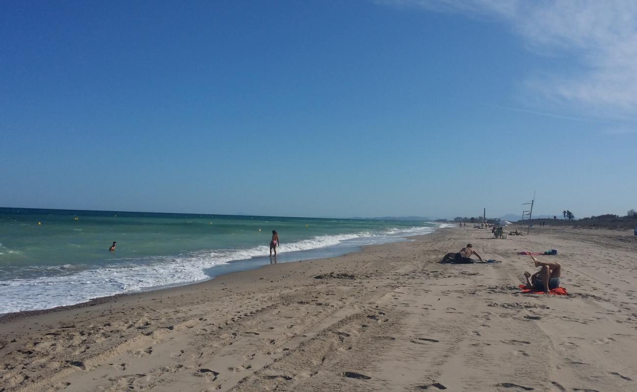 Фото Playa de Pinedo с песок с галькой поверхностью